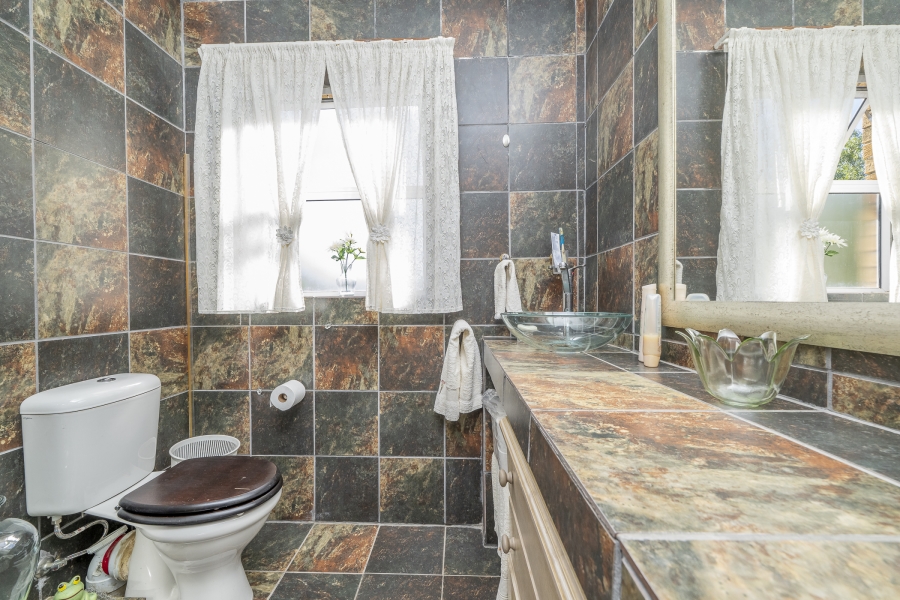 4 Bedroom Property for Sale in Uitzicht Western Cape